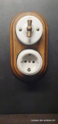 Garby Colonial 2fach Kombination, Aus-Wechsel-Porzellandrehschalter weiß,  Knebel Messing patiniert, Steckdoseneinsatz Porzellan weiß, seitlich